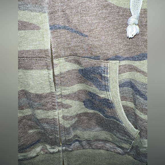 Others Follow Women’s Sz Small  Camouflage Zip Front Hoodie Jacket Kangaroo Pkt - Picture 3 of 5
